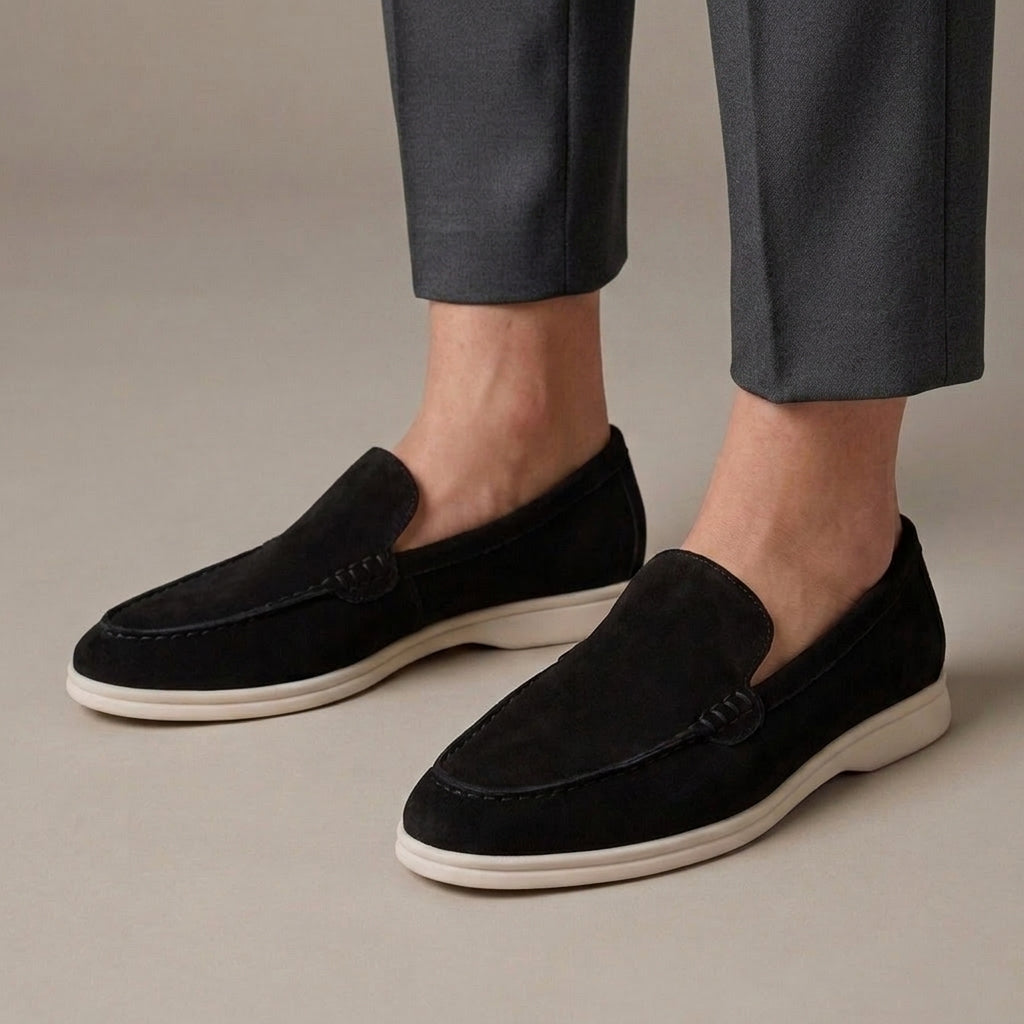 Mocassin Cuir Véritable Souple Noir porté, pantalon anthracite