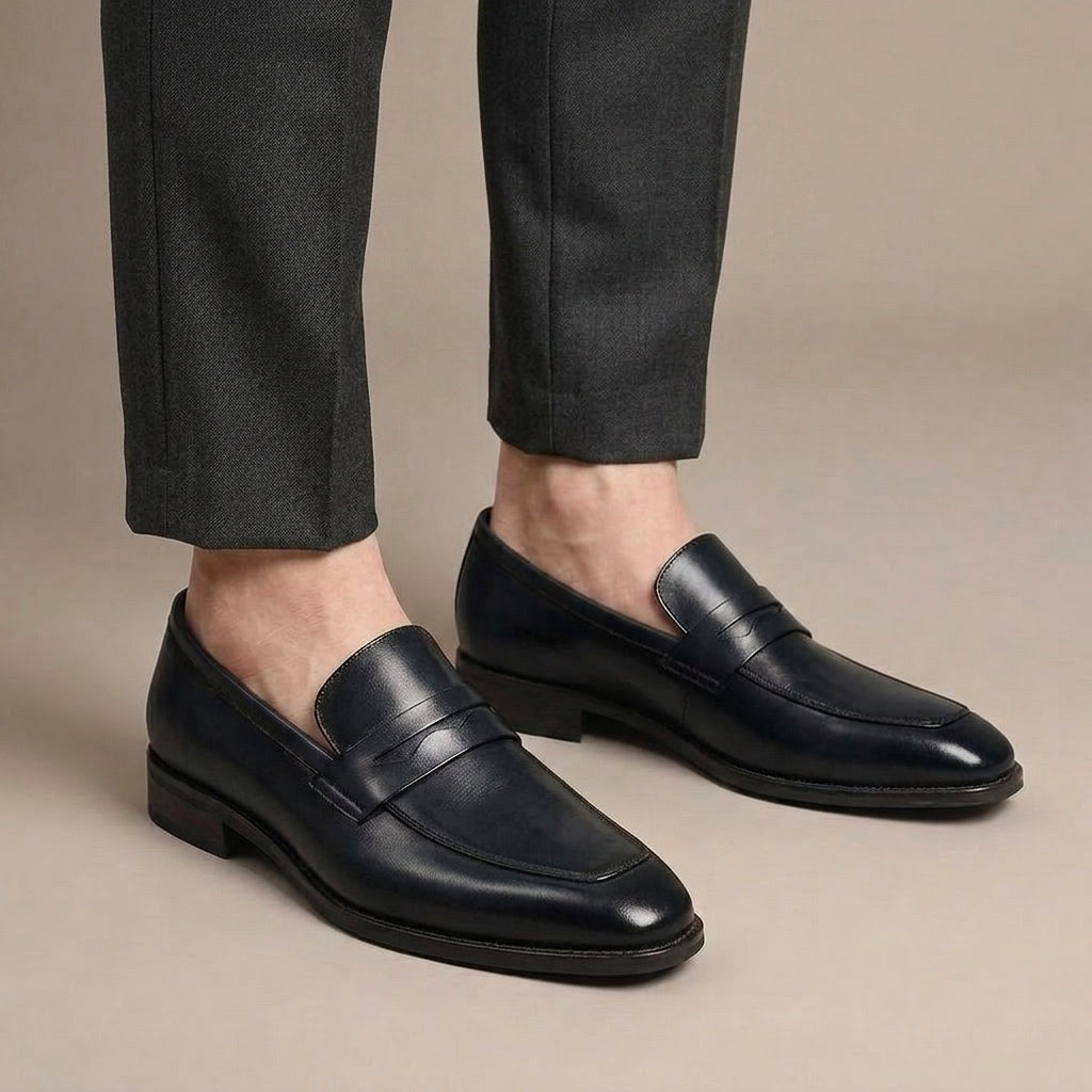 Mocassin Homme Cuir Véritable Habillé Noir porté, pantalon anthracite