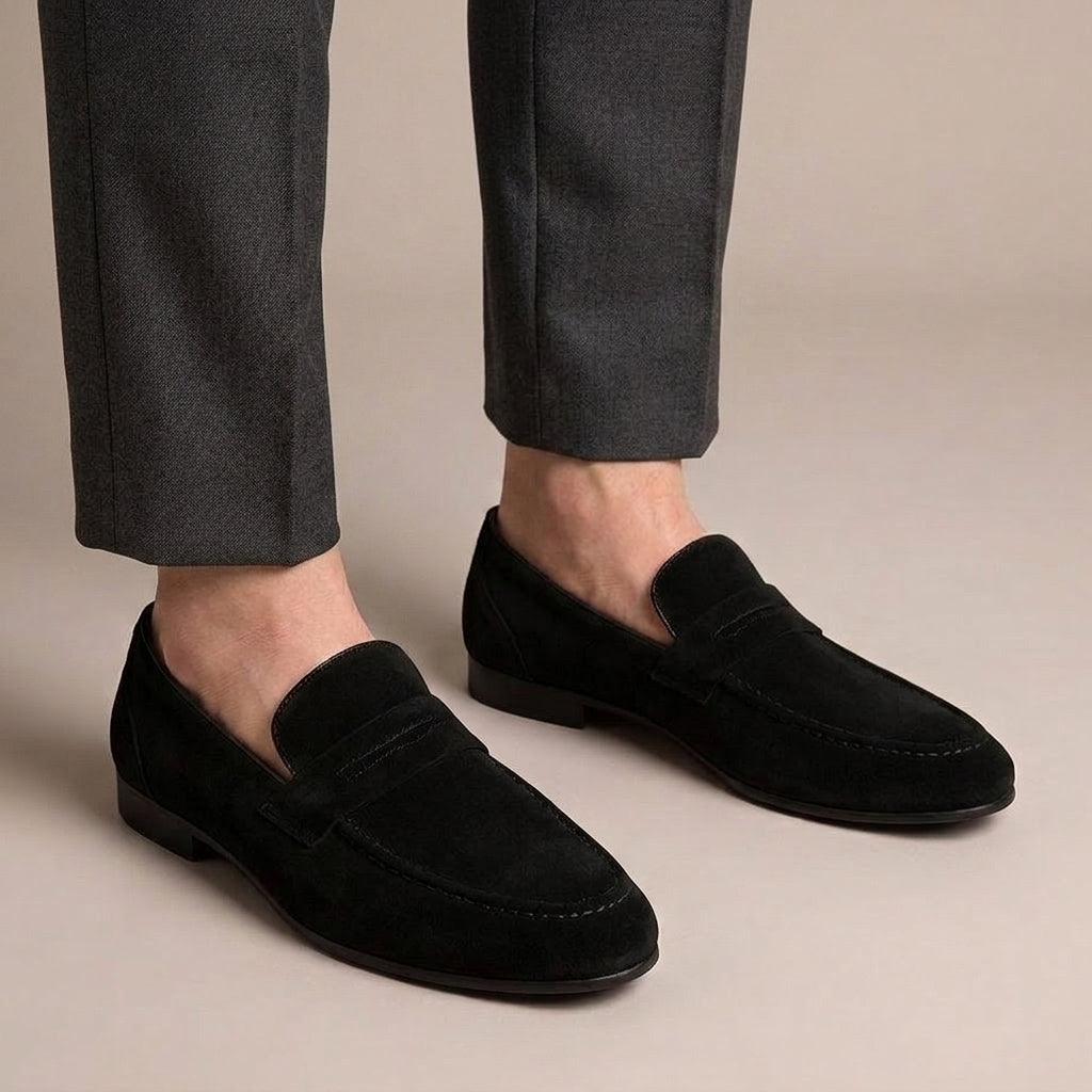 Mocassin Homme Daim à Talon Carré Noir porté, pantalon anthracite