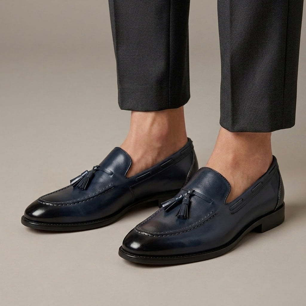 Mocassin à Glands Cuir Lisse Bleu porté, pantalon anthracite