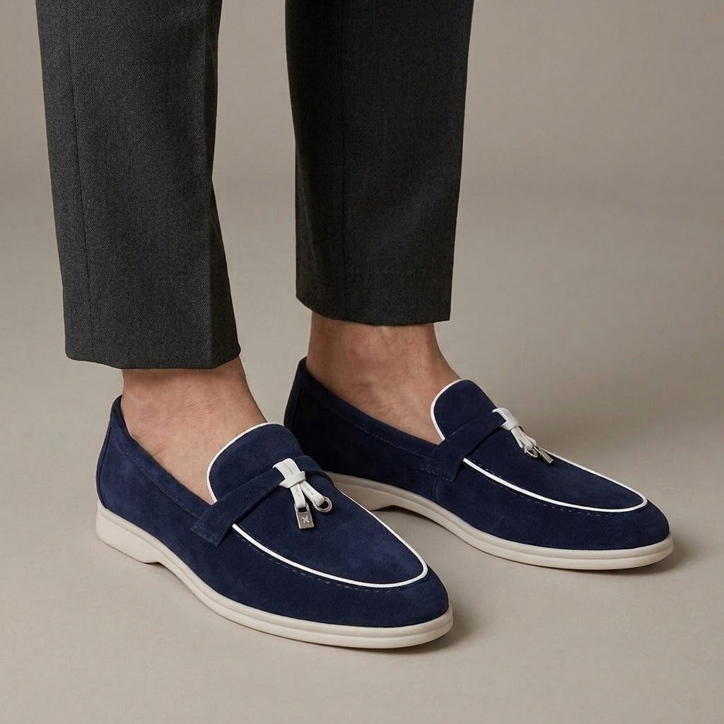 Mocassin Homme Daim à Gland Old Money Bleu marine porté, pantalon anthracite