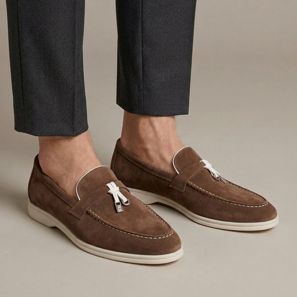 Mocassin Homme Daim à Gland Old Money Marron porté, pantalon anthracite