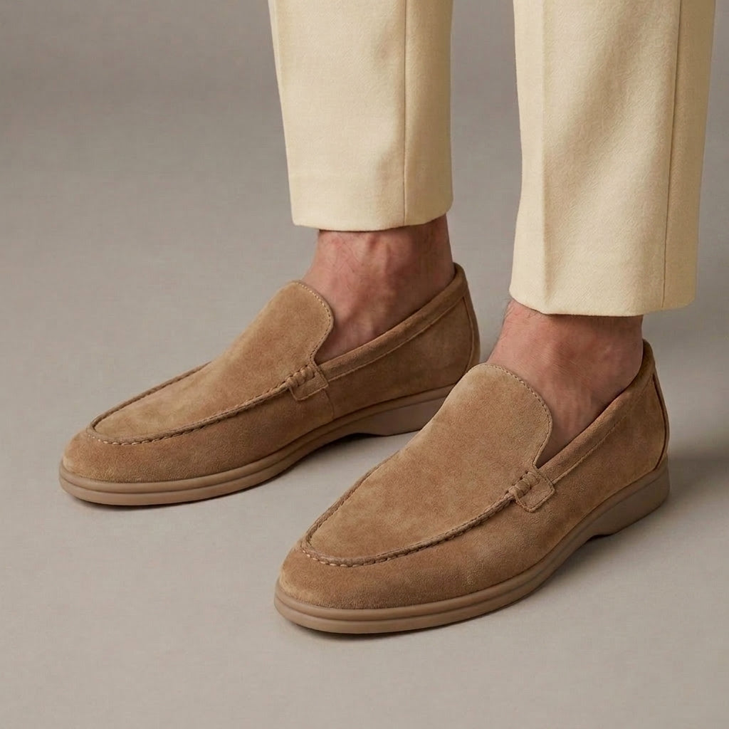 Mocassin Homme Slipper Daim de Veau Camel porté, pantalon crème