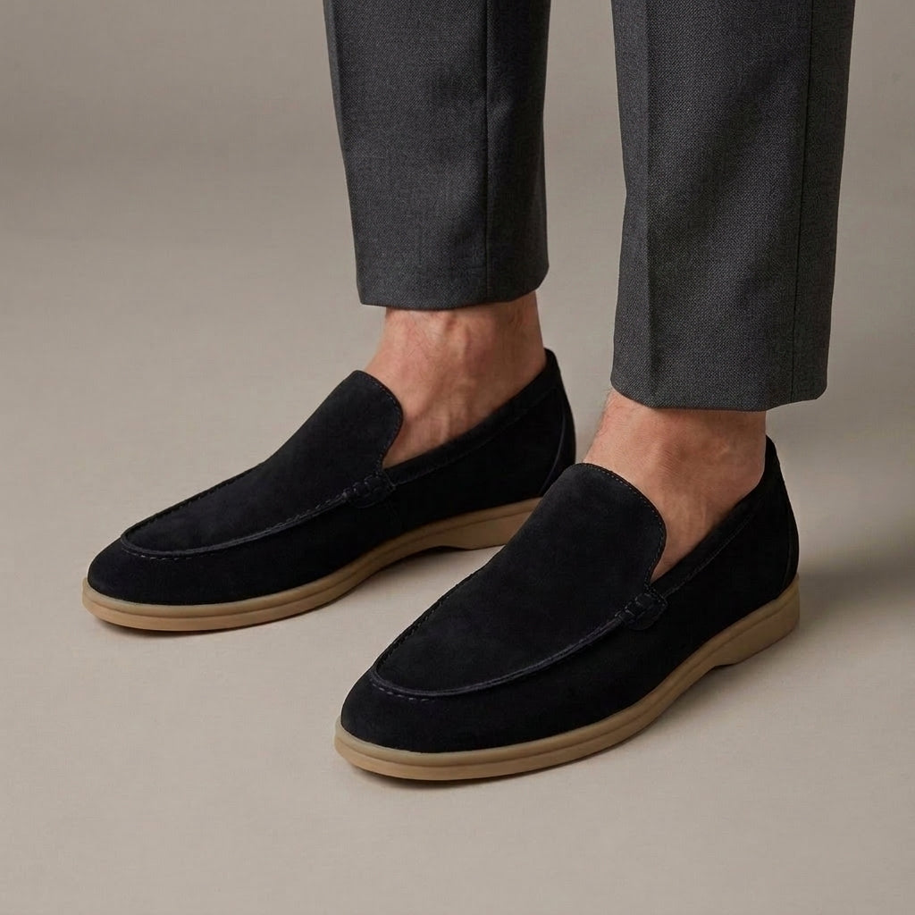 Mocassin Homme Slipper Daim de Veau Noir porté, pantalon anthracite