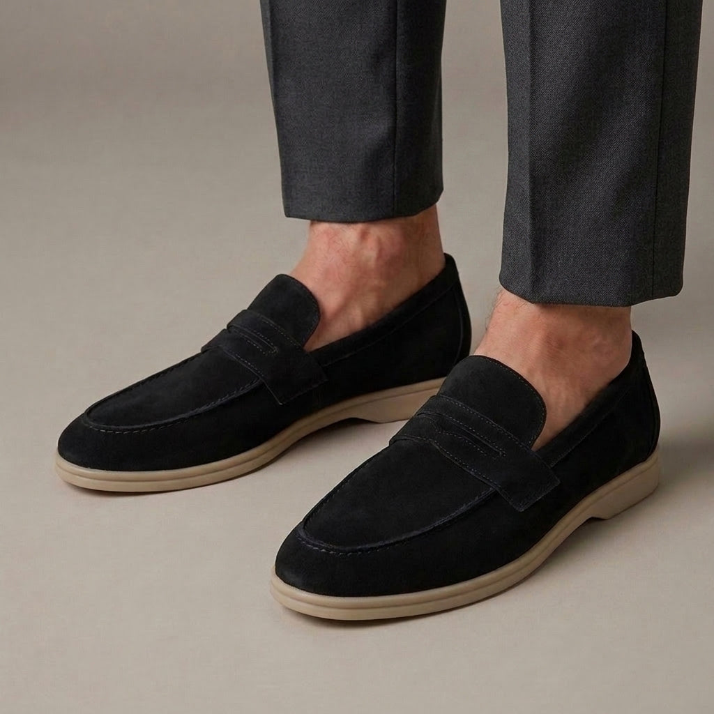 Mocassin Homme Penny Daim de Veau Noir porté, pantalon anthracite