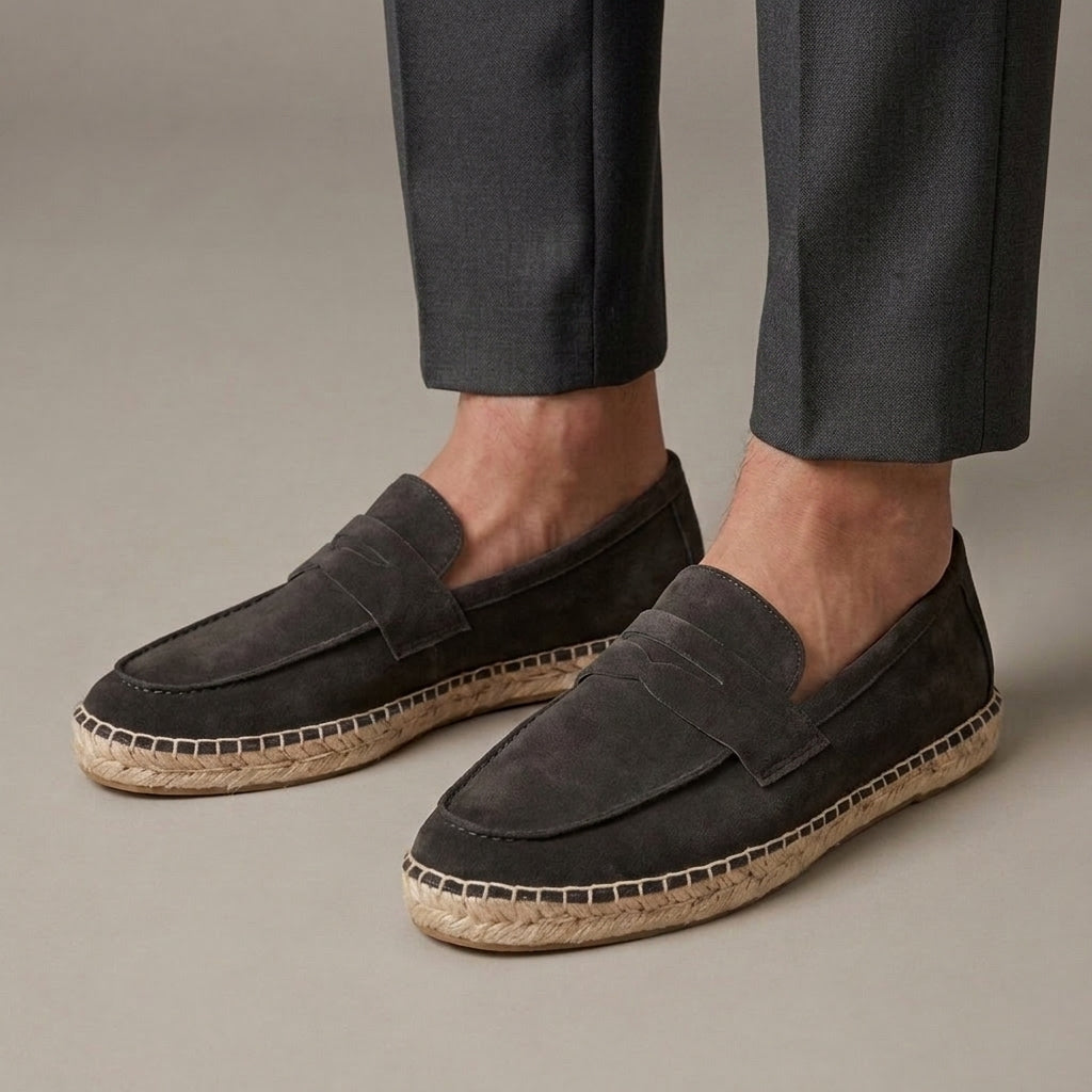 Mocassin Homme Penny Loafer Daim Bordure Jute Tressé Charbon porté, pantalon anthracite