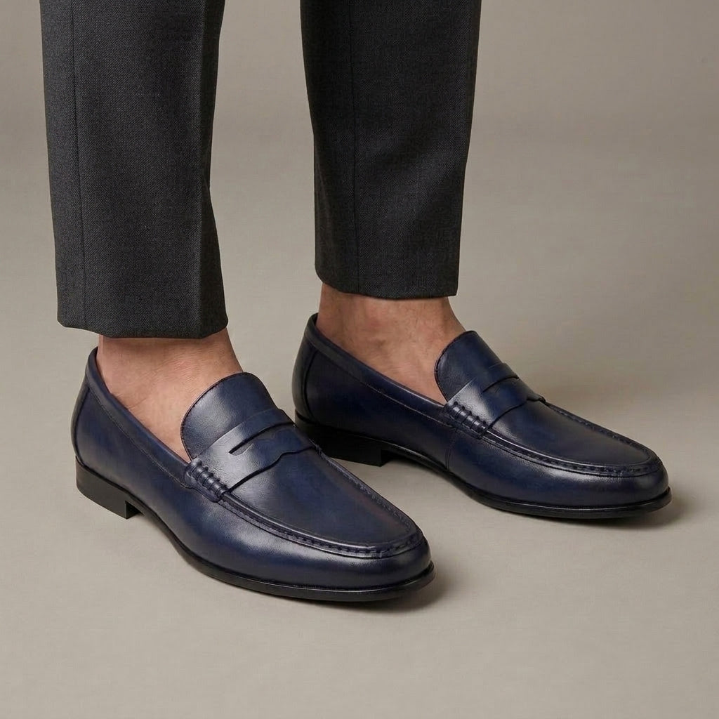Mocassin Homme Penny Loafer Cuir Patiné Royal porté, pantalon anthracite