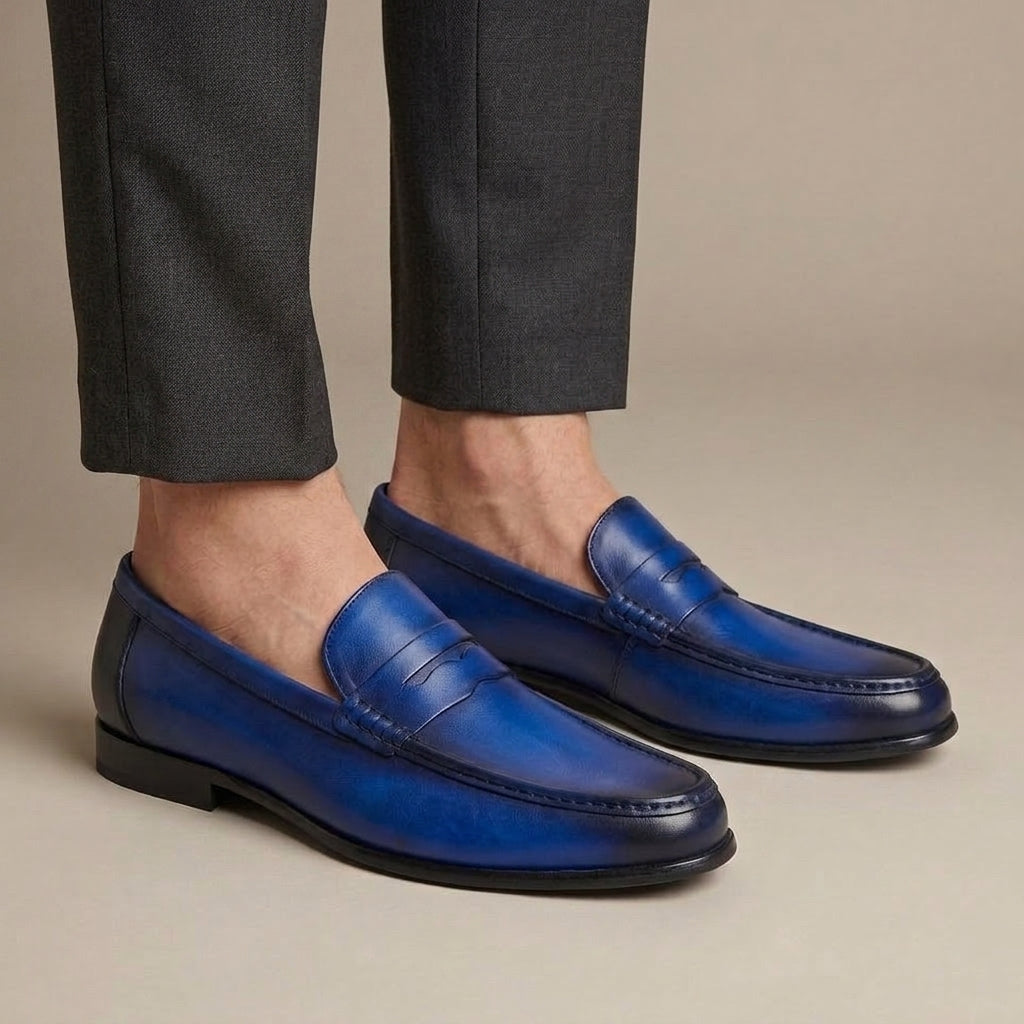 Mocassin Homme Penny Loafer Cuir Patiné Bleu porté, pantalon anthracite