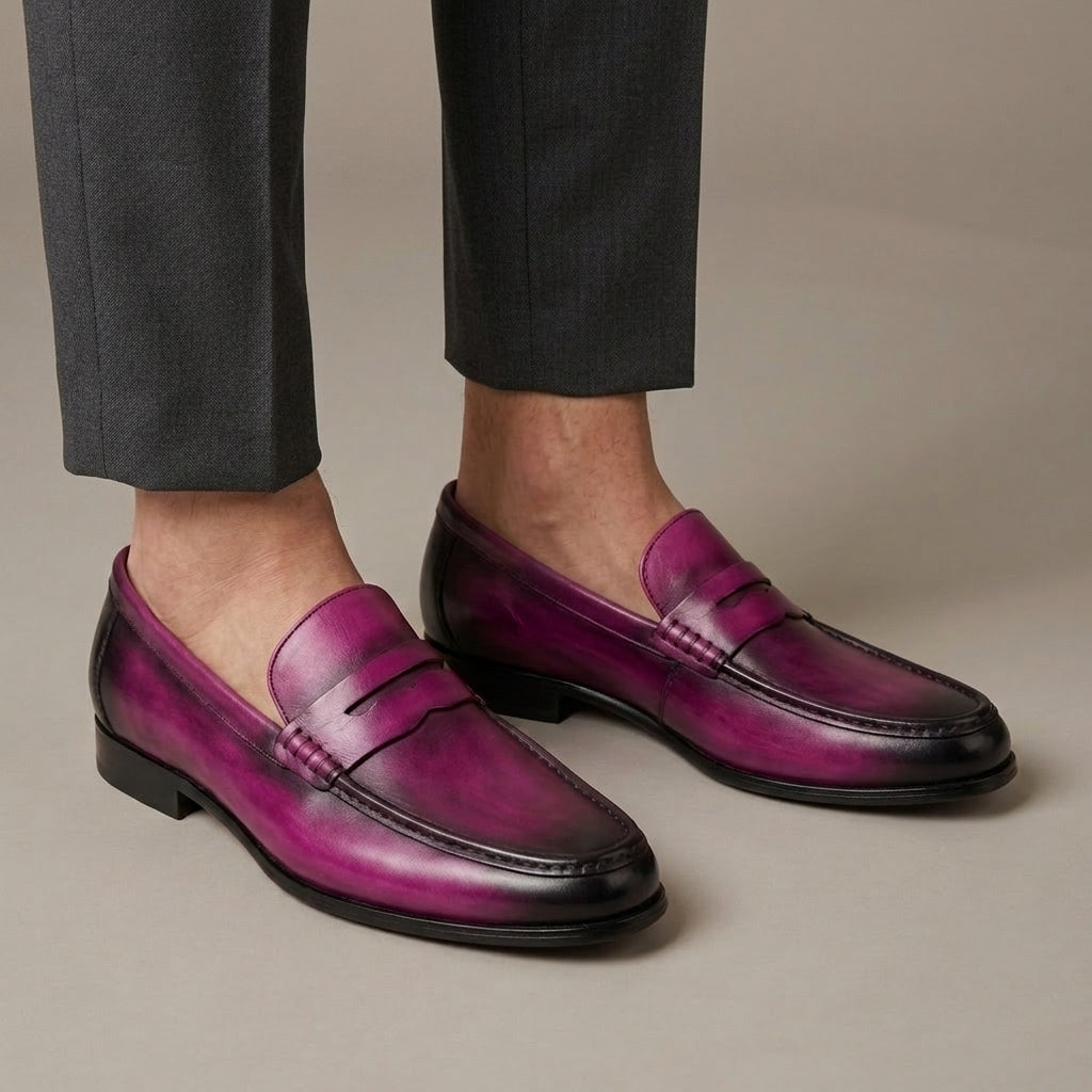 Mocassin Homme Penny Loafer Cuir Patiné Rose porté, pantalon anthracite