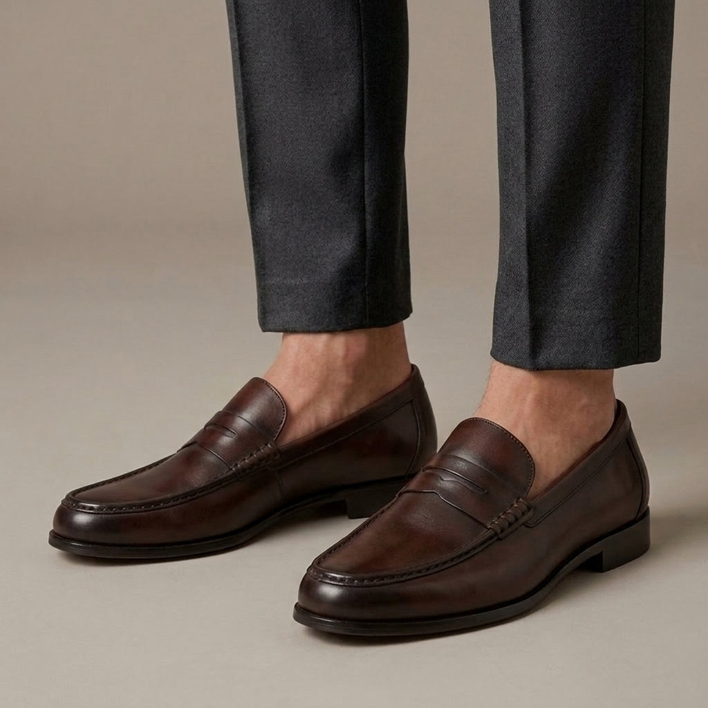 Mocassin Homme Penny Loafer Cuir Patiné Café porté, pantalon anthracite