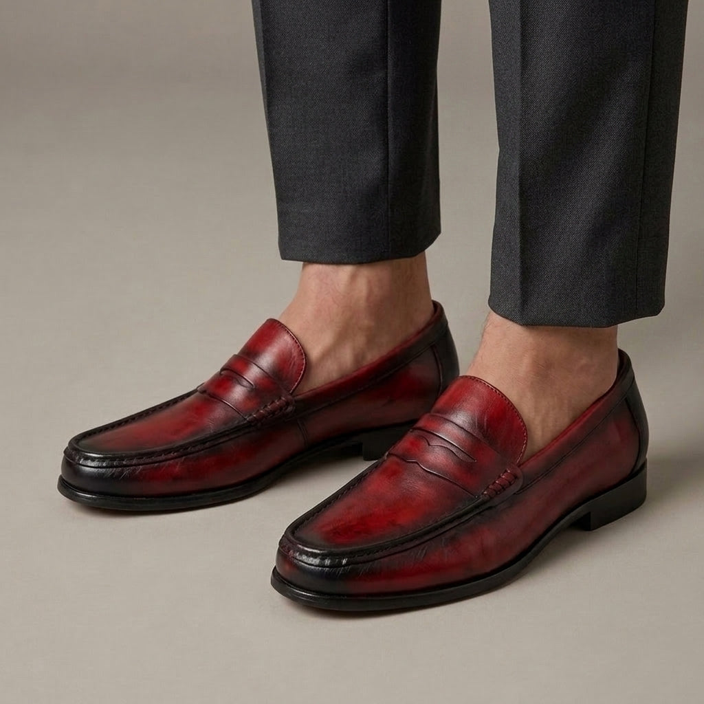 Mocassin Homme Penny Loafer Cuir Patiné Rouge porté, pantalon anthracite