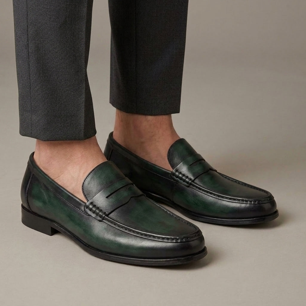 Mocassin Homme Penny Loafer Cuir Patiné Vert porté, pantalon anthracite